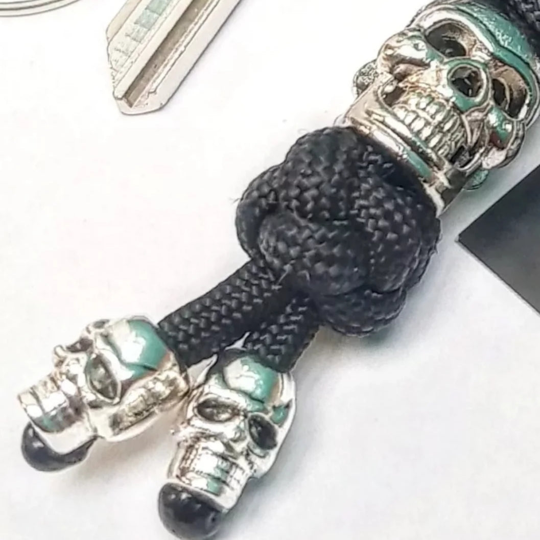 Jolly Roger Skull Keychain – Handmade Paracord Pirate Keychain, Skull EDC Gift, Rebel Style Accessory