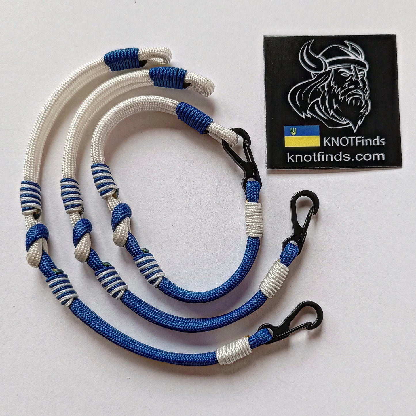Israel solidarity bracelet. Thin paracord bracelet with a carbine. Israeli patriot bracelet. Royal blue and white bangle. Made of parachute cord and celtic knots. Gift for yours friends.