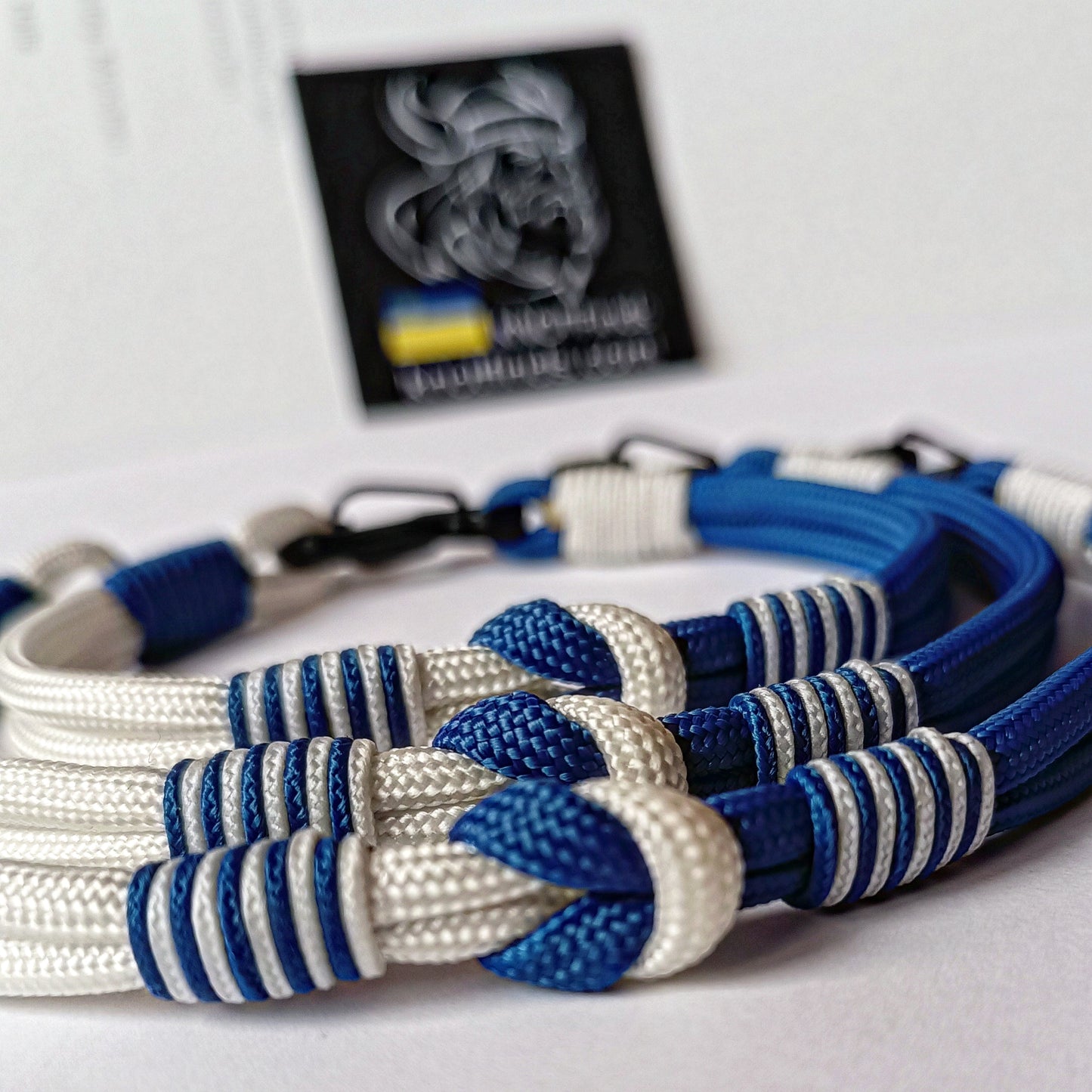 Israel solidarity bracelet. Thin paracord bracelet with a carbine. Israeli patriot bracelet. Royal blue and white bangle. Made of parachute cord and celtic knots. Gift for yours friends.