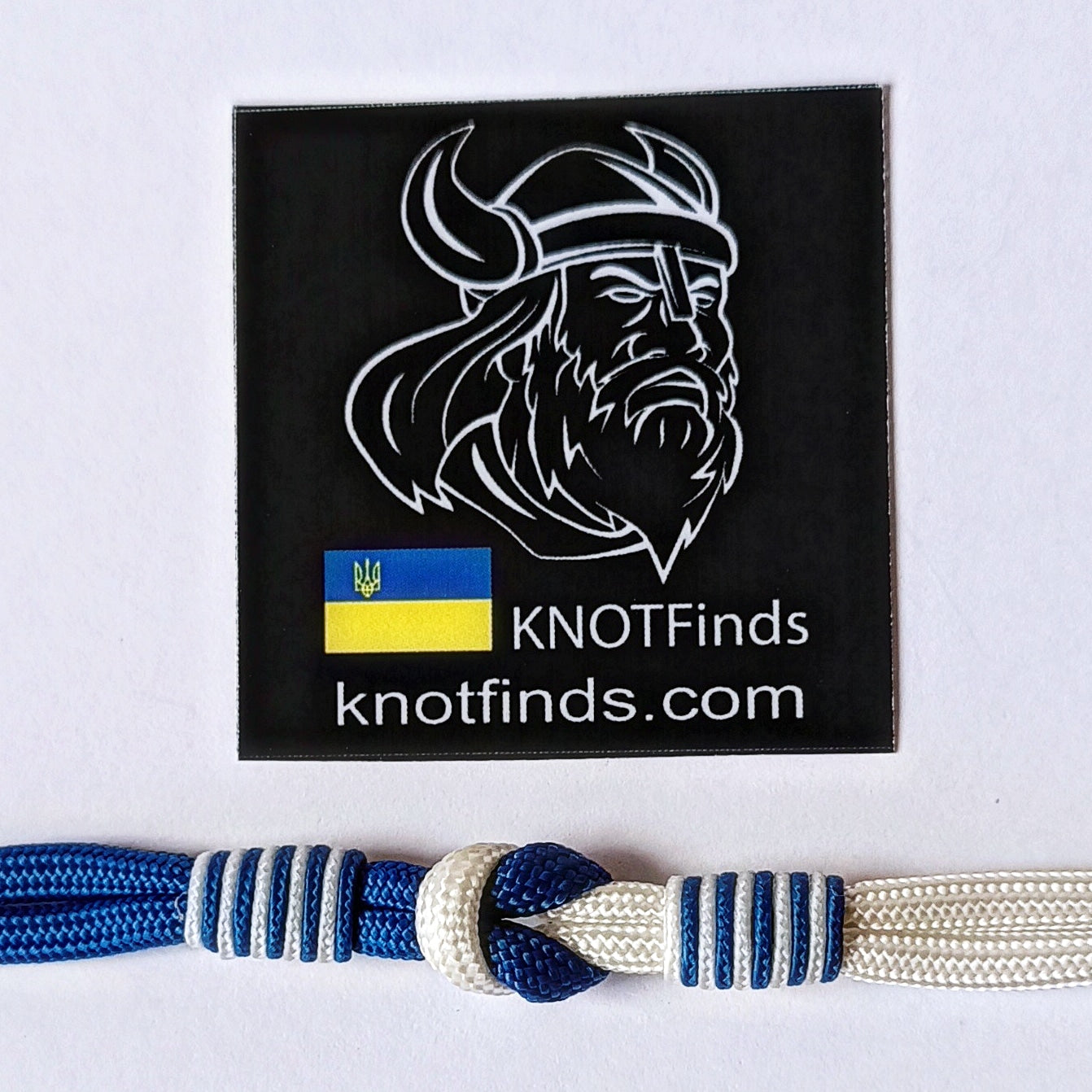 Israel solidarity bracelet. Thin paracord bracelet with a carbine. Israeli patriot bracelet. Royal blue and white bangle. Made of parachute cord and celtic knots. Gift for yours friends.