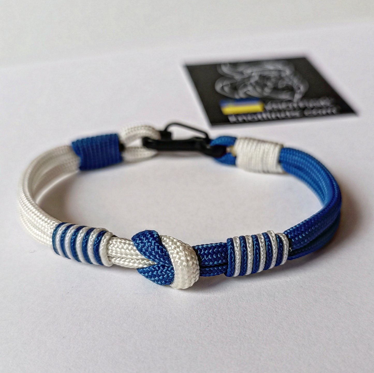 Israel solidarity bracelet. Thin paracord bracelet with a carbine. Israeli patriot bracelet. Royal blue and white bangle. Made of parachute cord and celtic knots. Gift for yours friends.