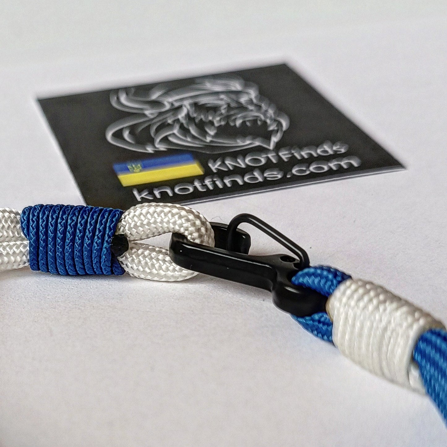 Israel solidarity bracelet. Thin paracord bracelet with a carbine. Israeli patriot bracelet. Royal blue and white bangle. Made of parachute cord and celtic knots. Gift for yours friends.