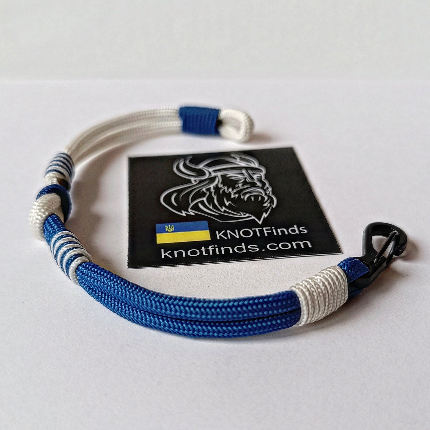 Israel solidarity bracelet. Thin paracord bracelet with a carbine. Israeli patriot bracelet. Royal blue and white bangle. Made of parachute cord and celtic knots. Gift for yours friends.