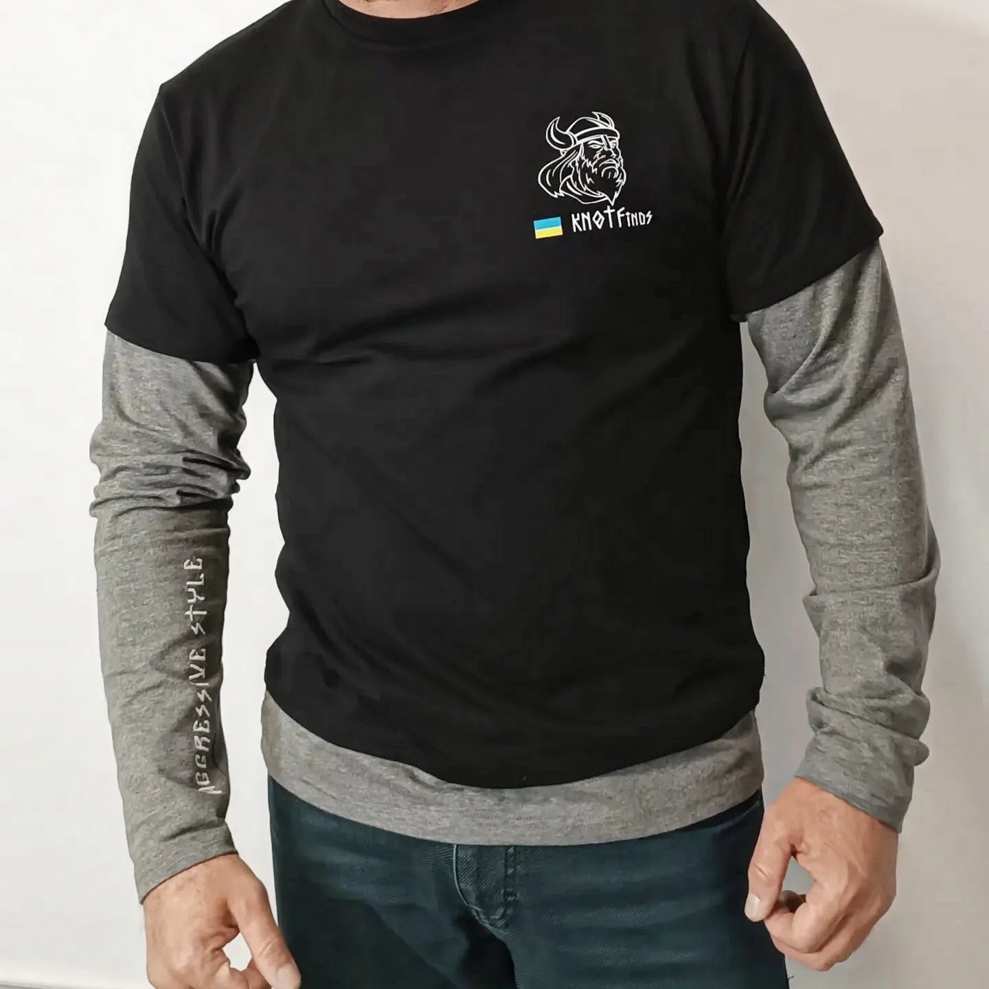 Men's T-shirt in black with a print of "Drakar Viking Ship" Stylish Scandinavian T-shirt with sleeves and a print of the logo of the legendary brand "KNOTFinds".
