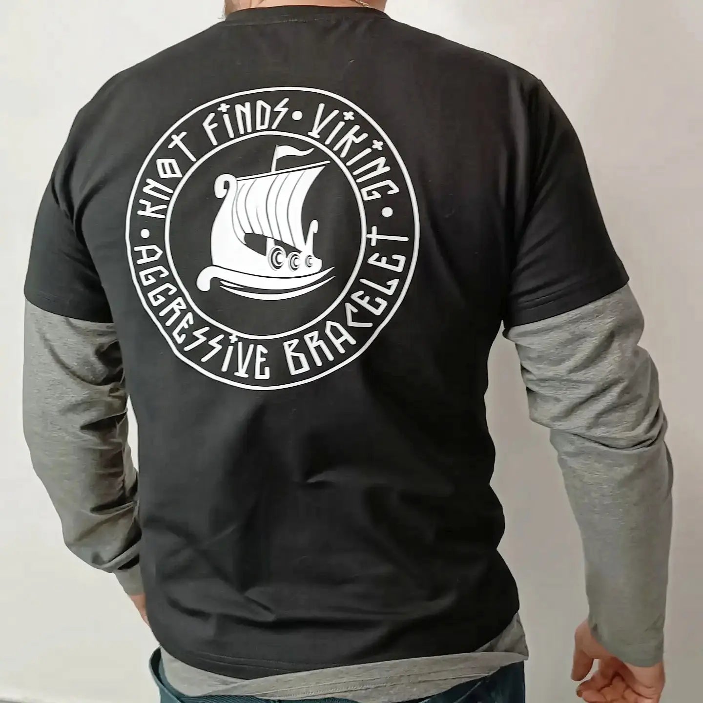 Men's T-shirt in black with a print of "Drakar Viking Ship" Stylish Scandinavian T-shirt with sleeves and a print of the logo of the legendary brand "KNOTFinds".