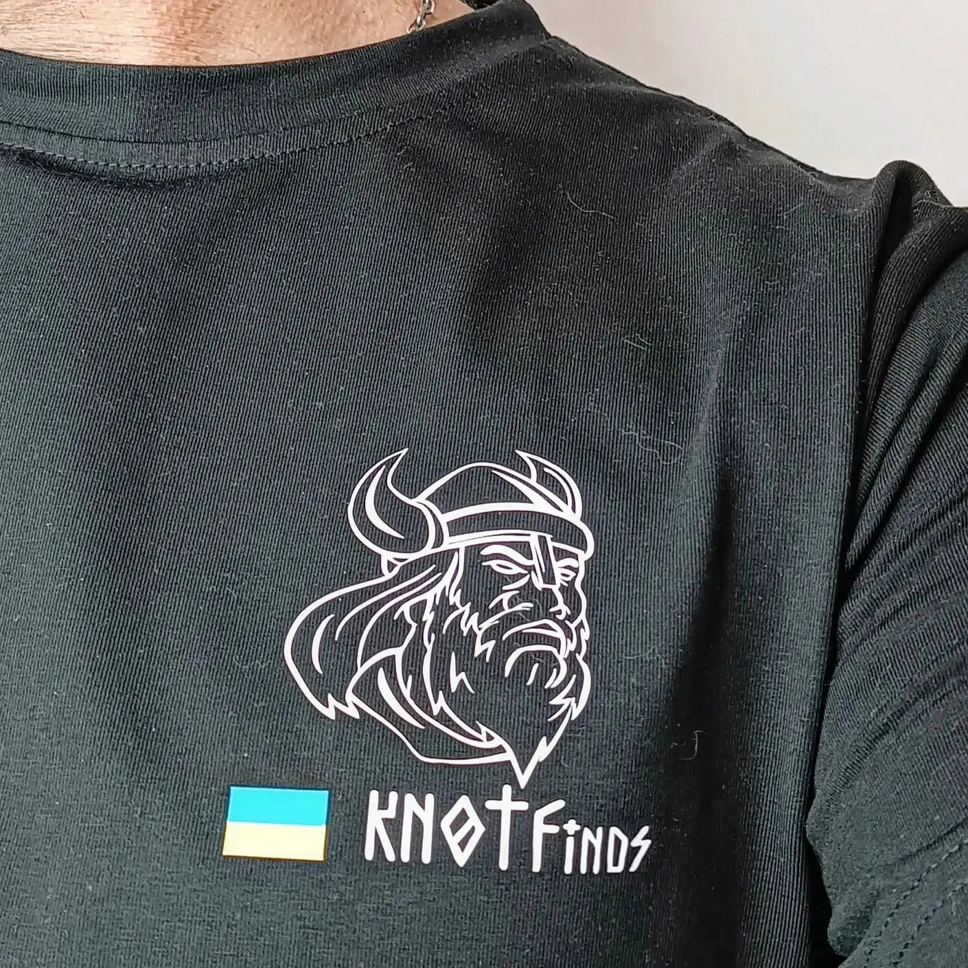 Men's T-shirt in black with a print of "Drakar Viking Ship" Stylish Scandinavian T-shirt with sleeves and a print of the logo of the legendary brand "KNOTFinds".