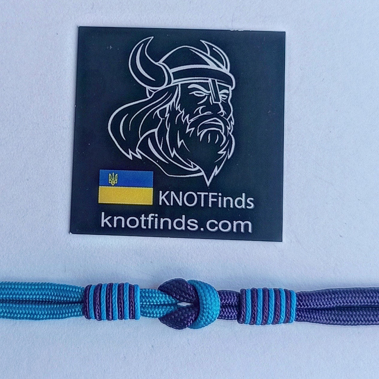 Turquoise and purple thin Nordic paracord bangle with a carabiner. Made of parachute cord and celtic knots. Gift to a friend for his birthday.