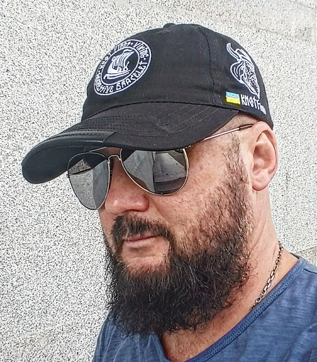 Black baseball cap with “Drakar Viking Ship” print. Stylish Scandinavian baseball cap with a print of the logo of the legendary brand “KNOTFinds”.