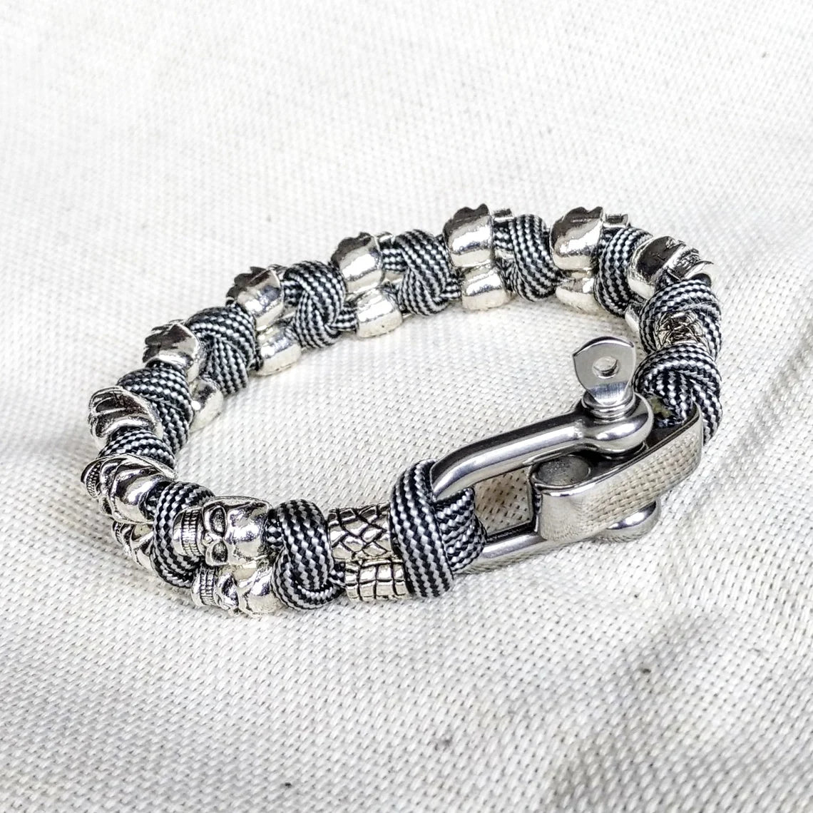 Silver skull paracord bracelet. A great gift for men and women who prefer a brutal style and a symbol of the skull. Celtic knots.