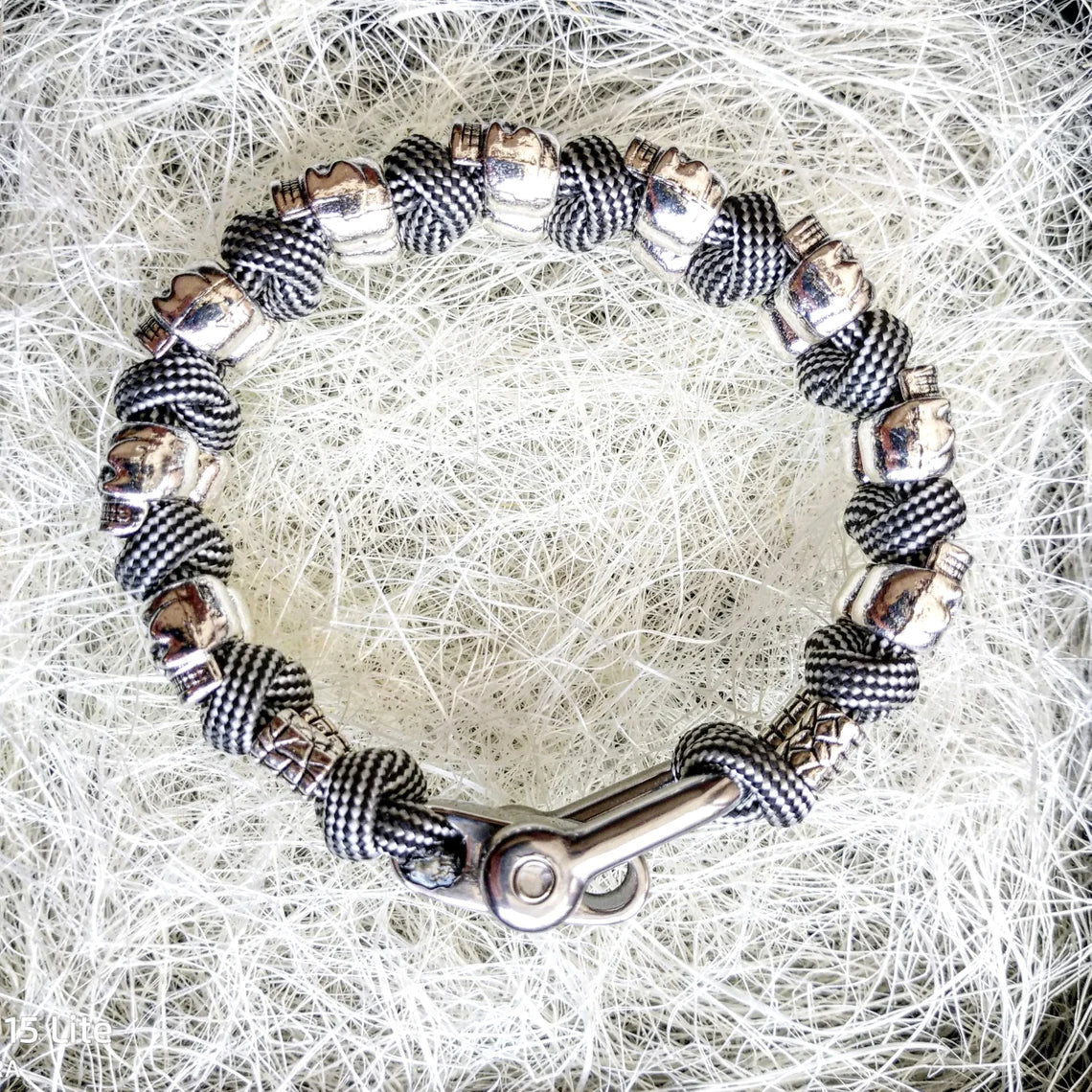 Silver skull paracord bracelet. A great gift for men and women who prefer a brutal style and a symbol of the skull. Celtic knots.