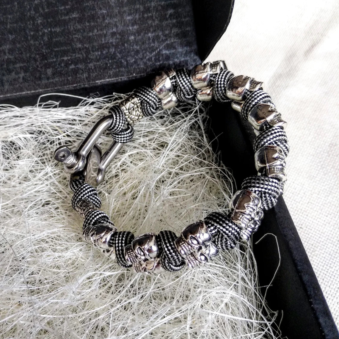 Silver skull paracord bracelet. A great gift for men and women who prefer a brutal style and a symbol of the skull. Celtic knots.