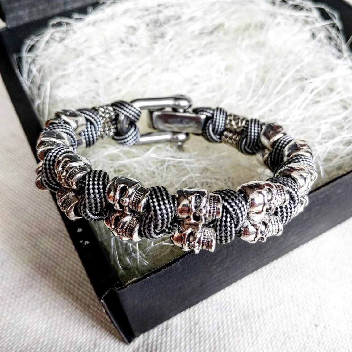 Silver skull paracord bracelet. A great gift for men and women who prefer a brutal style and a symbol of the skull. Celtic knots.
