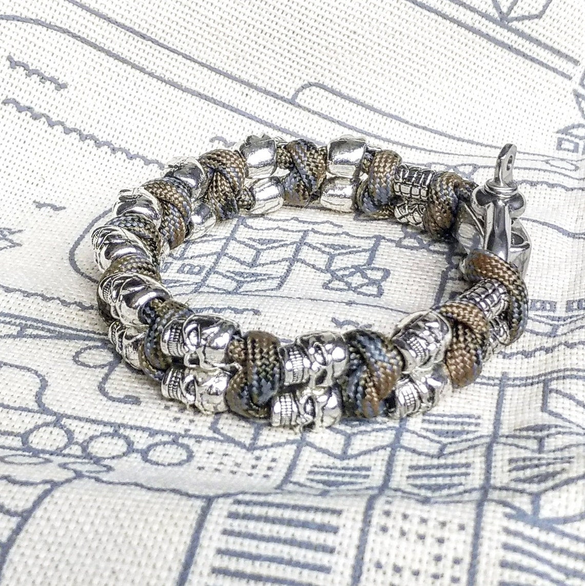 Steel skull paracord bracelet. A great gift for men and women who prefer a brutal style and a symbol of the skull. Halloween gift.