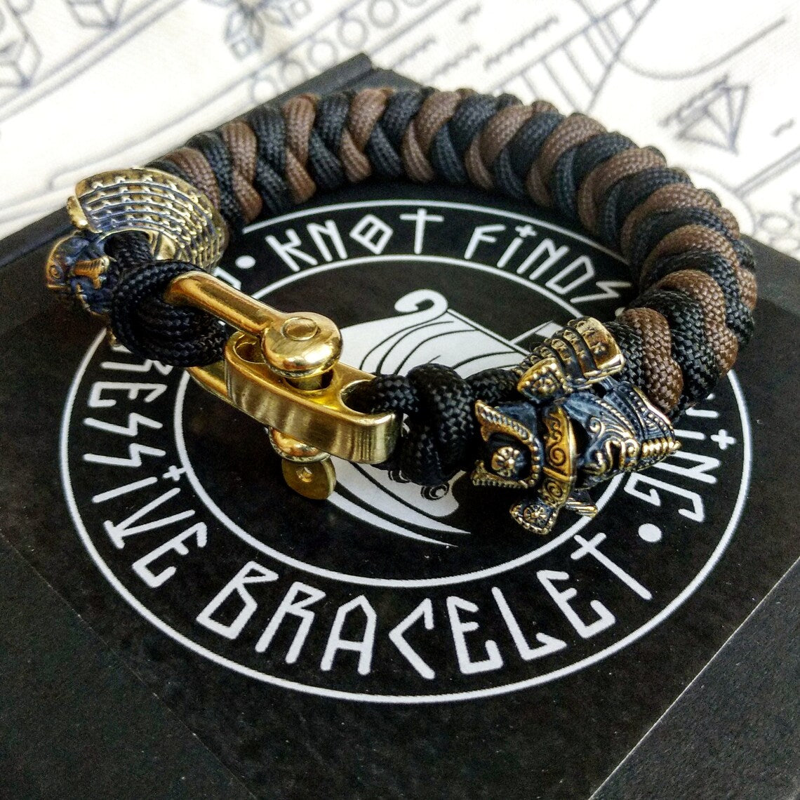Custom bracelet "SAMURAI", made of paracord and original brass beads "Samurai helmet". A great gift for everyone who likes Celtic knots.