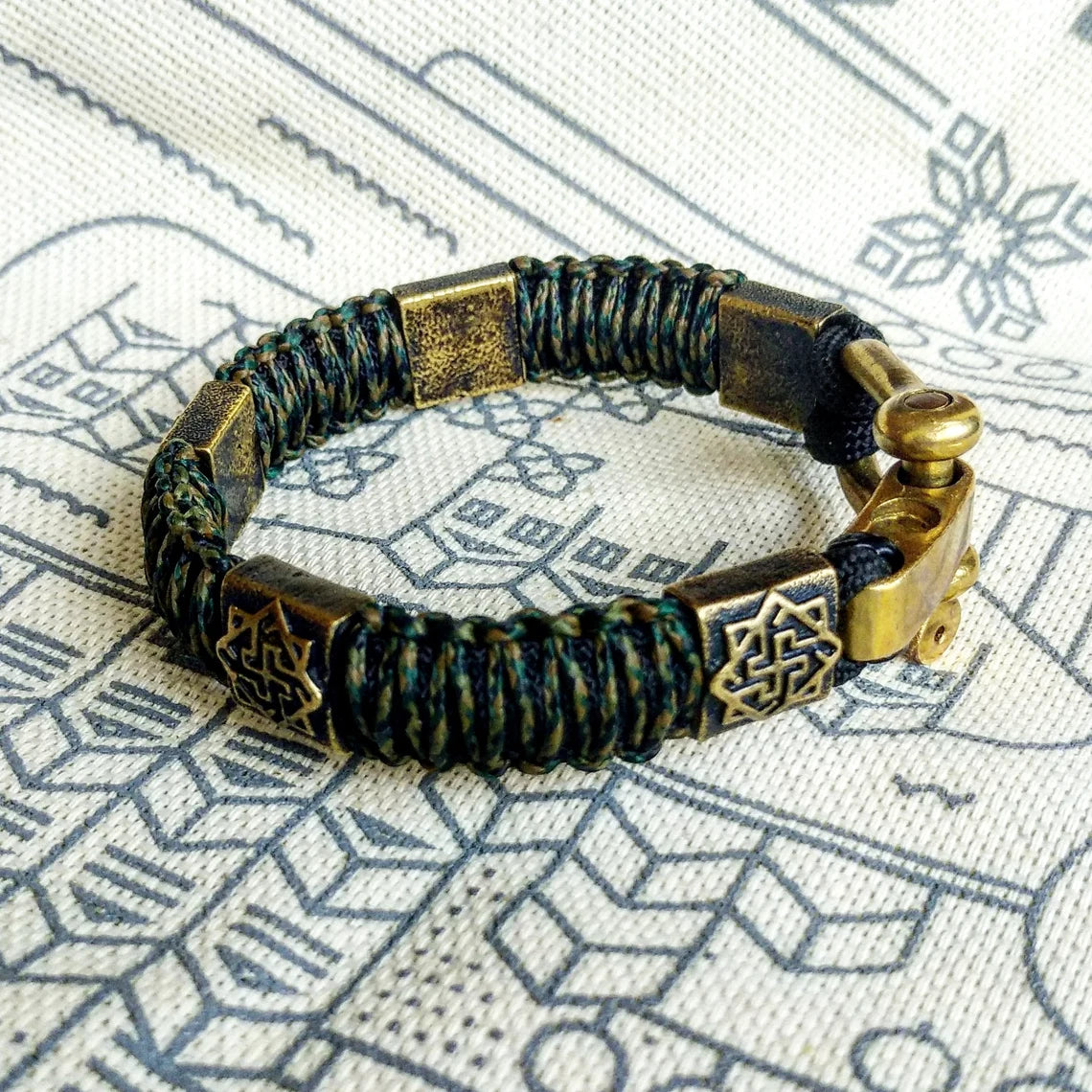 Celtic paracord bracelet with the symbol "Valkyrie". Great gift for husband, boyfriend, man. Viking style.