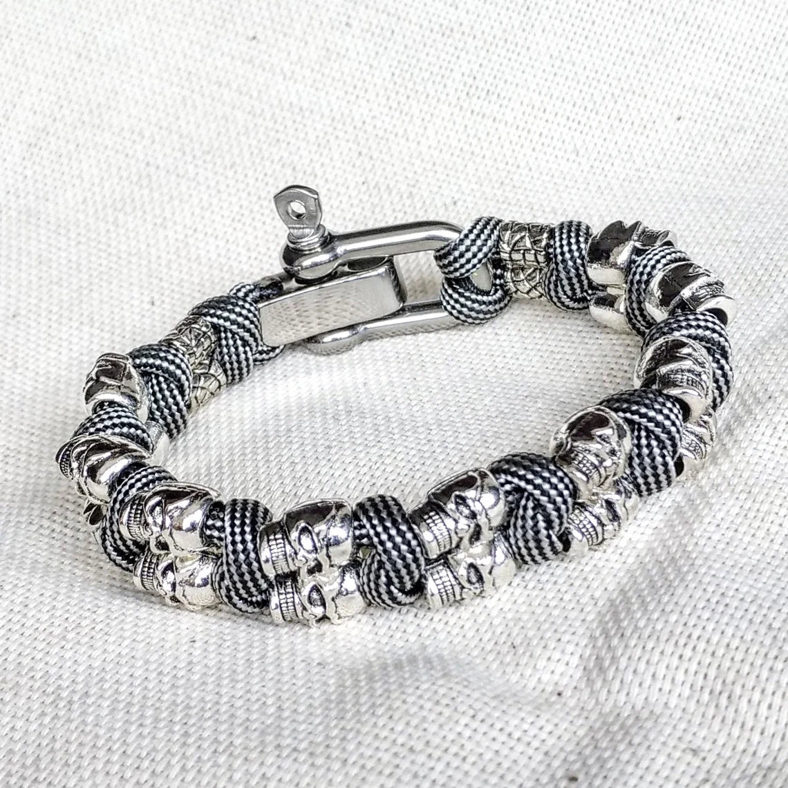 Silver skull paracord bracelet. A great gift for men and women who prefer a brutal style and a symbol of the skull. Celtic knots.