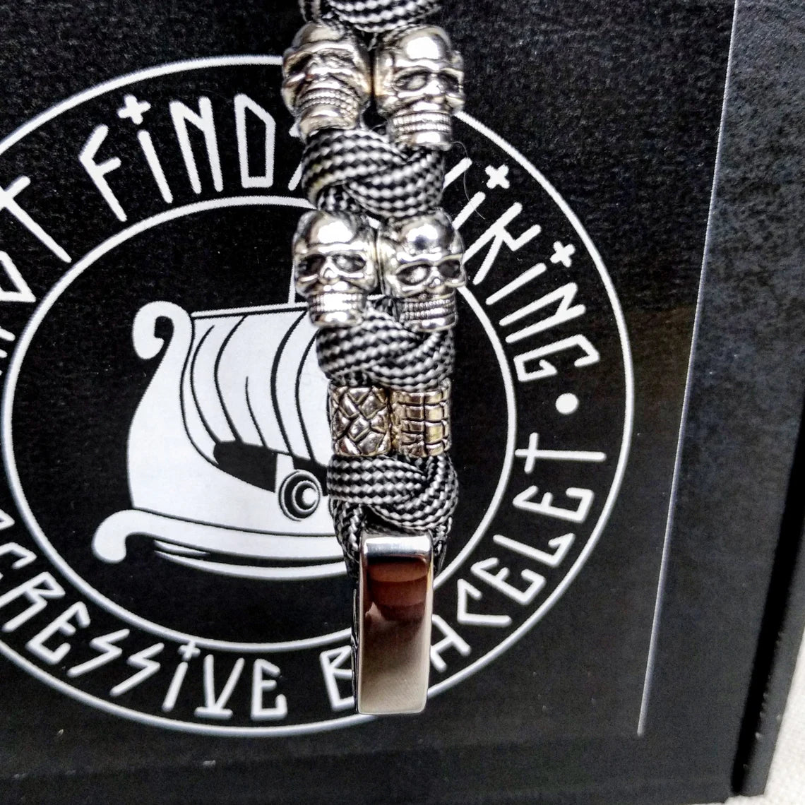 Silver skull paracord bracelet. A great gift for men and women who prefer a brutal style and a symbol of the skull. Celtic knots.