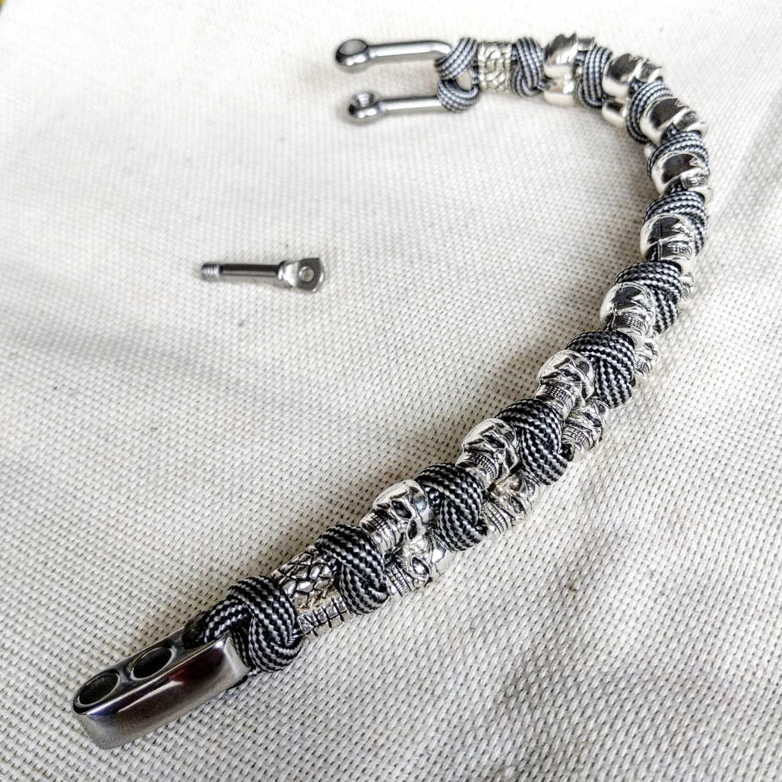 Silver skull paracord bracelet. A great gift for men and women who prefer a brutal style and a symbol of the skull. Celtic knots.