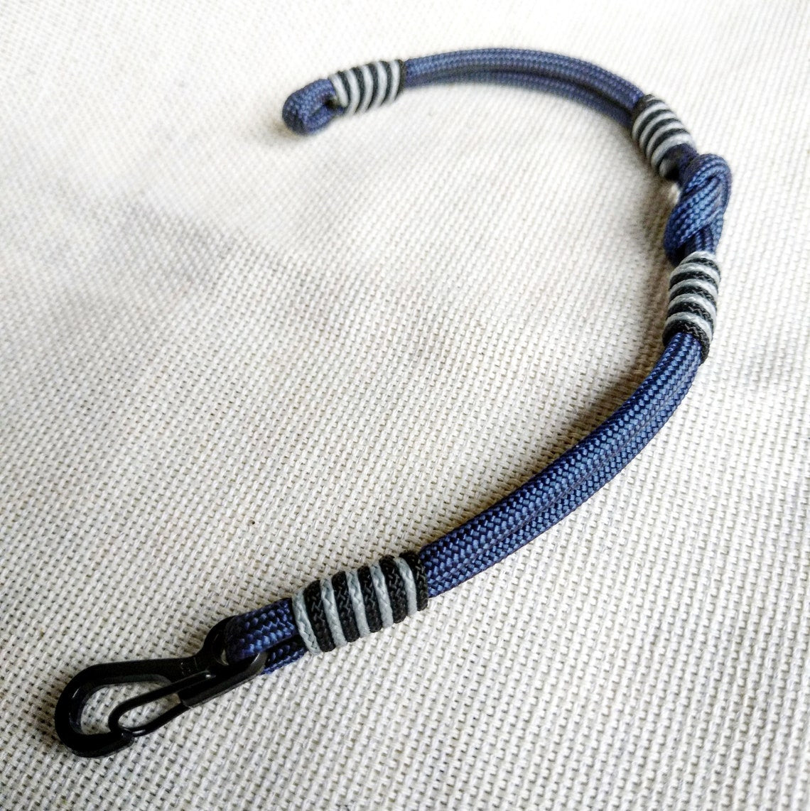 Thin Viking paracord bracelet with a carbine. Made of parachute cord and celtic knots. Accessory for boat trips. Gift for yours friends.