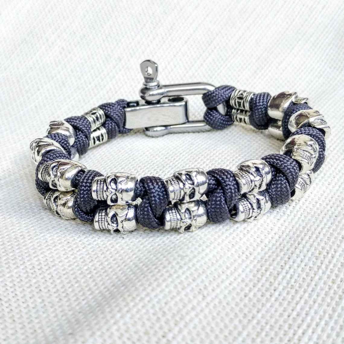 Silver skull paracord bracelet. A great gift for men and women who prefer a brutal style and a symbol of the skull. Celtic knots.