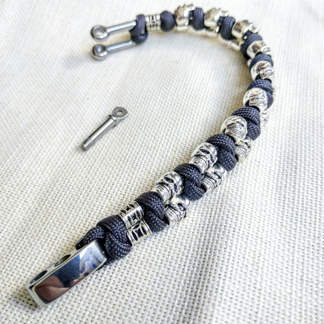 Silver skull paracord bracelet. A great gift for men and women who prefer a brutal style and a symbol of the skull. Celtic knots.