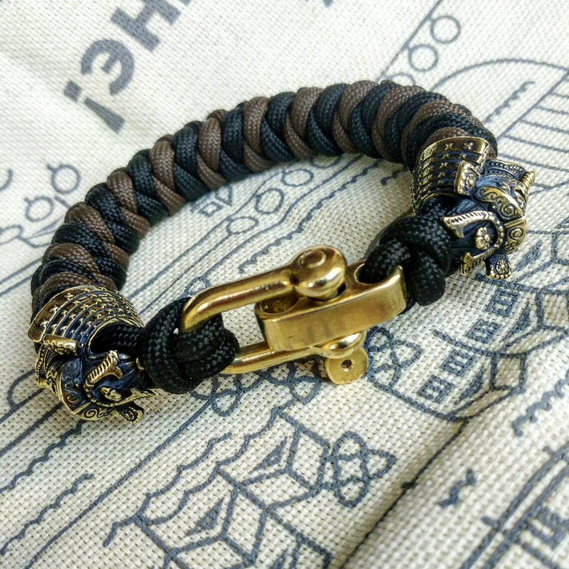 Custom bracelet "SAMURAI", made of paracord and original brass beads "Samurai helmet". A great gift for everyone who likes Celtic knots.