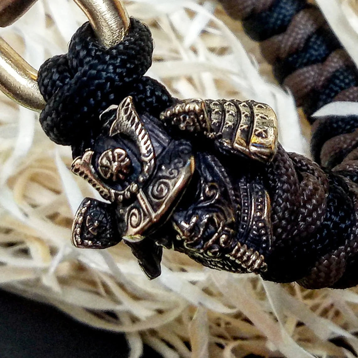 Custom bracelet "SAMURAI", made of paracord and original brass beads "Samurai helmet". A great gift for everyone who likes Celtic knots.