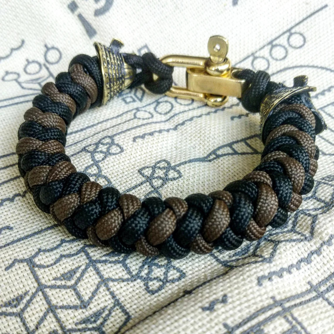 Custom bracelet "SAMURAI", made of paracord and original brass beads "Samurai helmet". A great gift for everyone who likes Celtic knots.