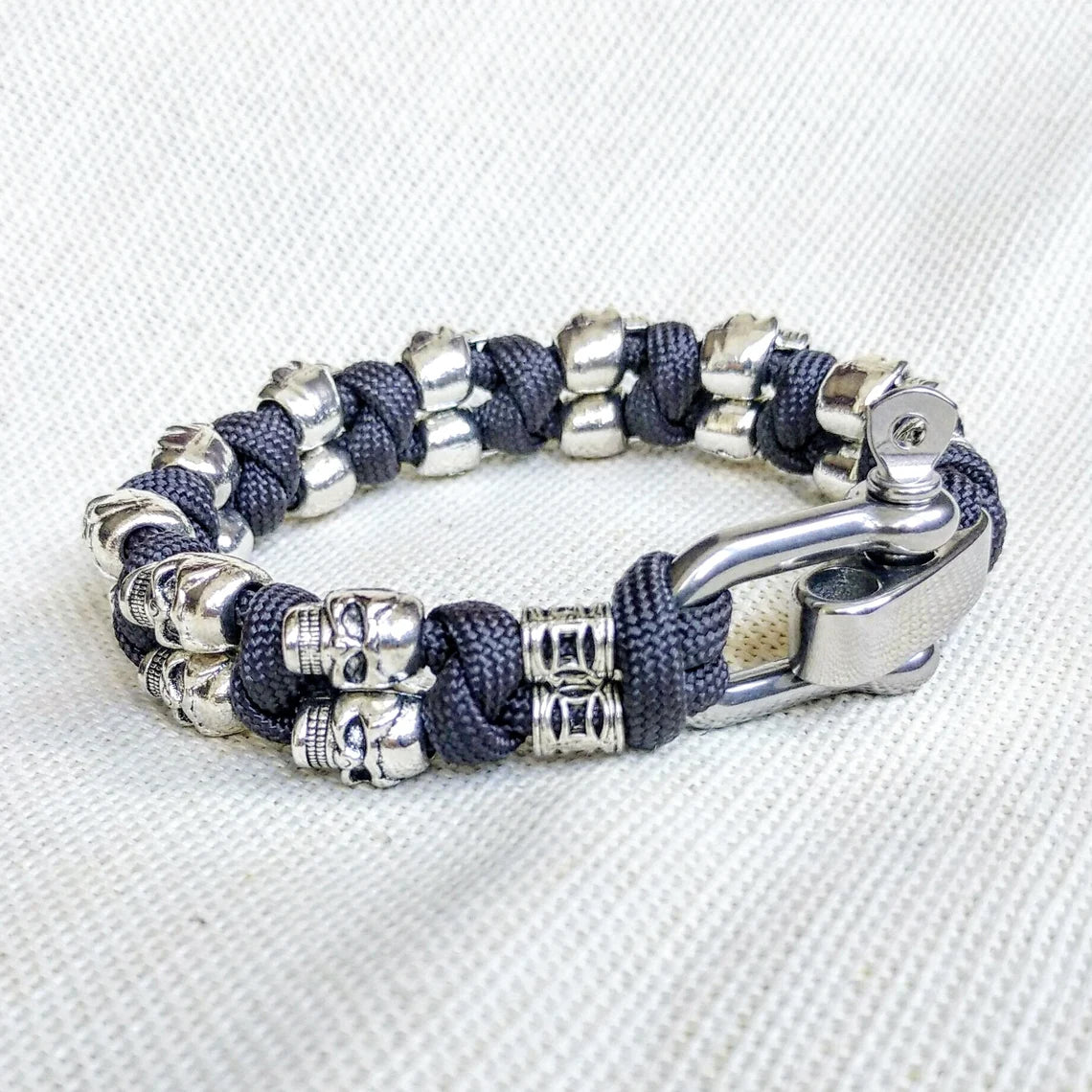 Silver skull paracord bracelet. A great gift for men and women who prefer a brutal style and a symbol of the skull. Celtic knots.