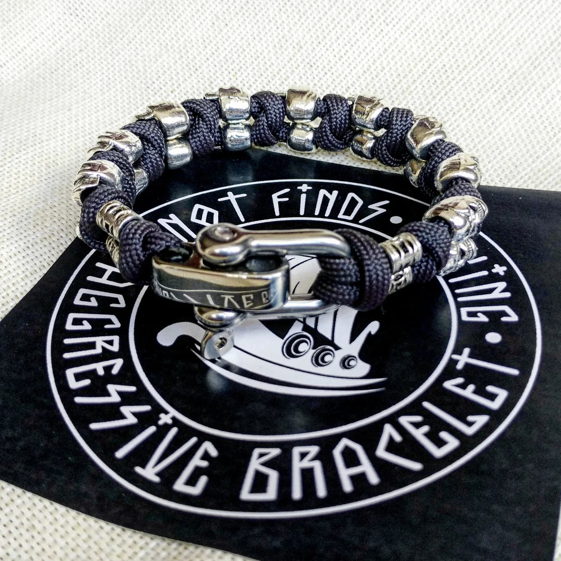 Silver skull paracord bracelet. A great gift for men and women who prefer a brutal style and a symbol of the skull. Celtic knots.