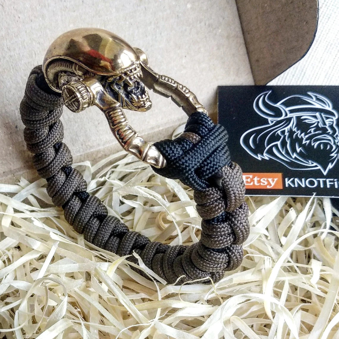 Paracord bracelet "ALIEN". Celtic knot and parachute cord.