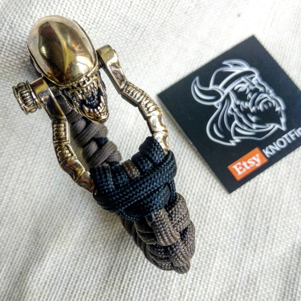 Paracord bracelet "ALIEN". Celtic knot and parachute cord.
