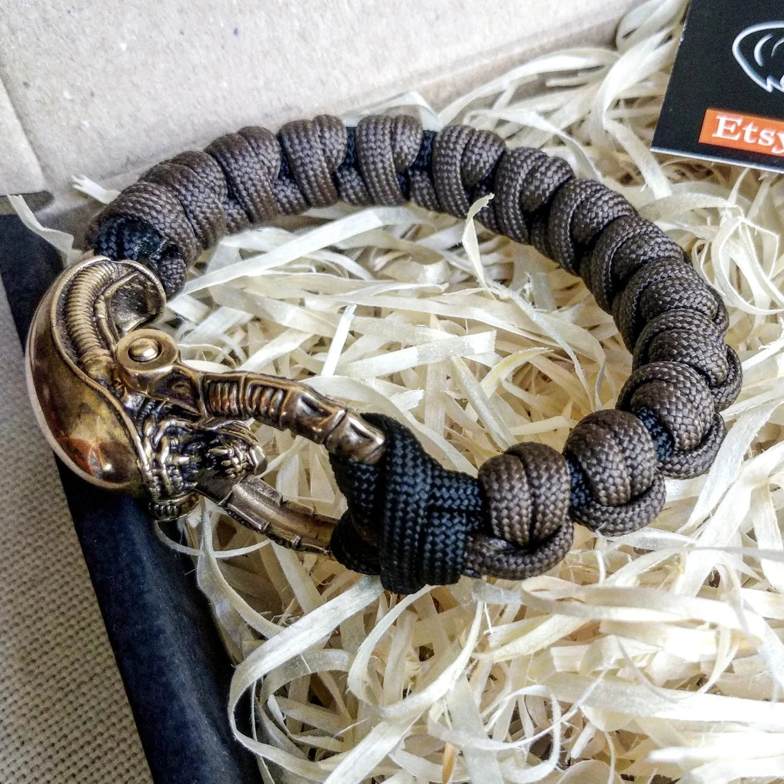 Paracord bracelet "ALIEN". Celtic knot and parachute cord.