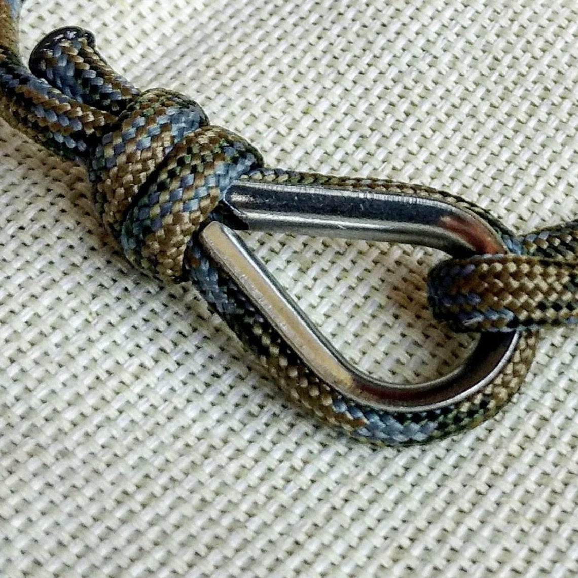 Stylish paracord bracelet / Celtic knot / Wire rope thimbles / skydiving