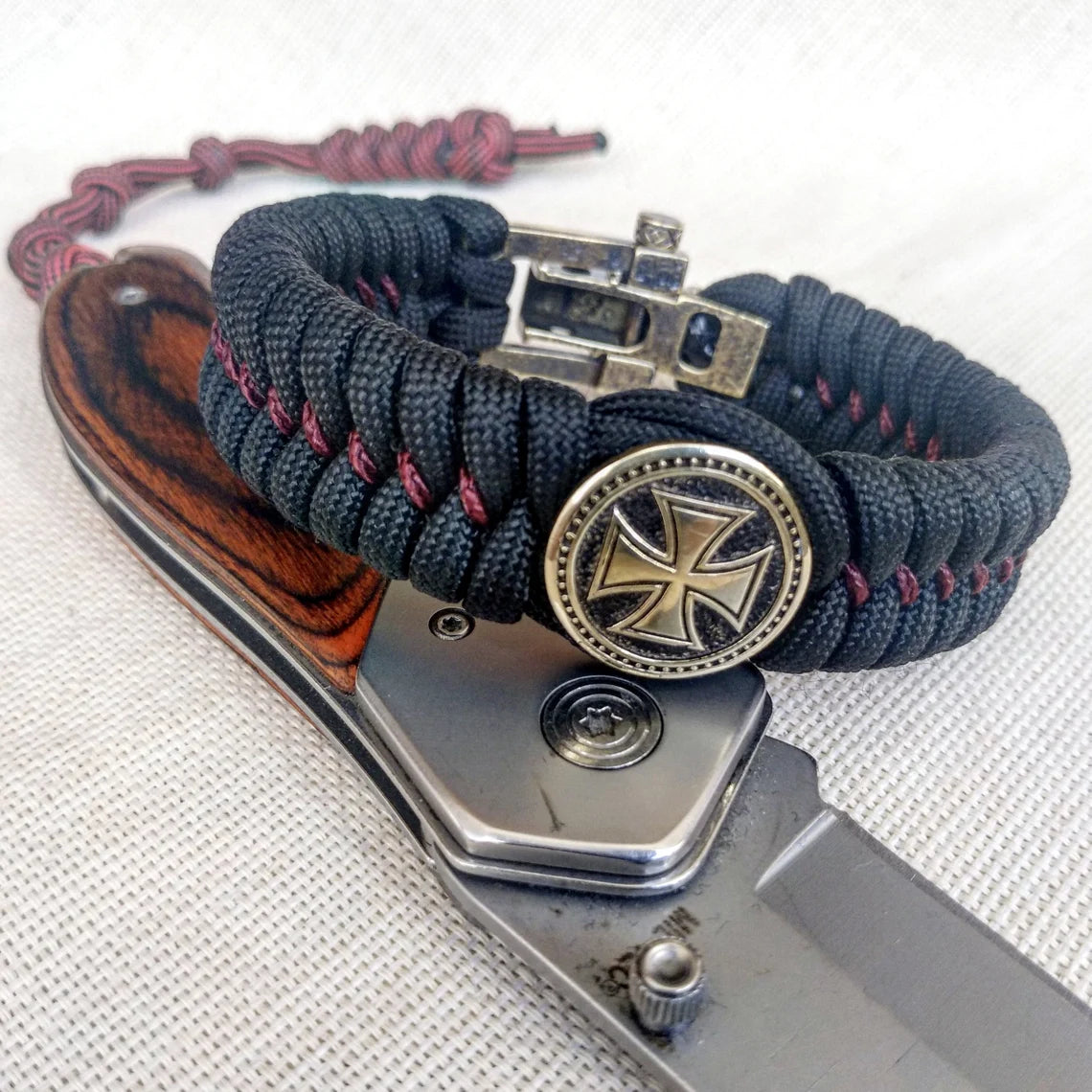 Paracord bracelet "TEMPLAR CROSS". The original brutal bracelet made of Celtic knots and beads. Scandinavian style.