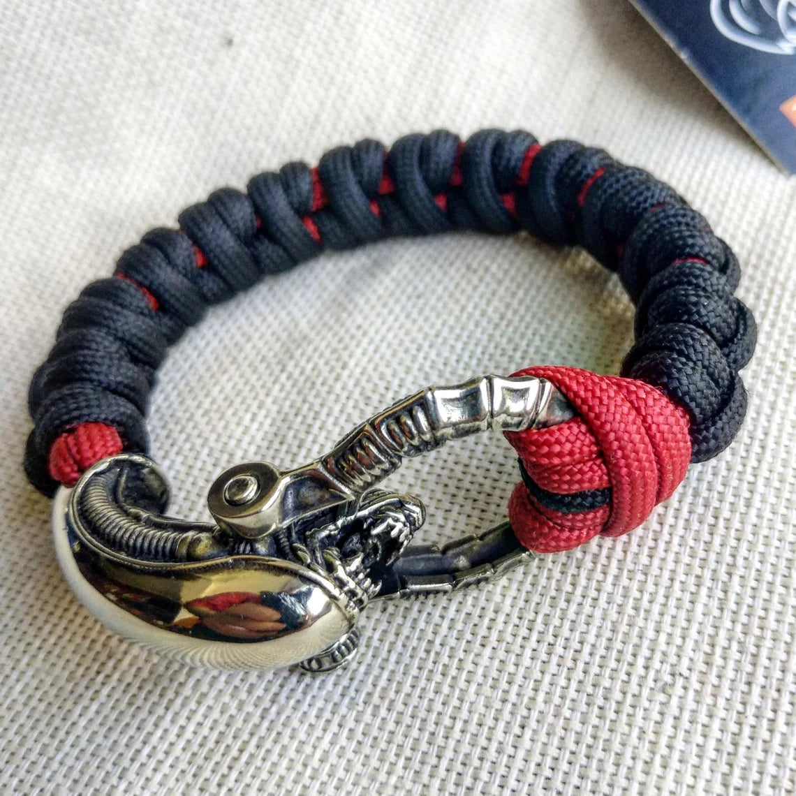 Paracord bracelet "ALIEN". Celtic knot and parachute cord.
