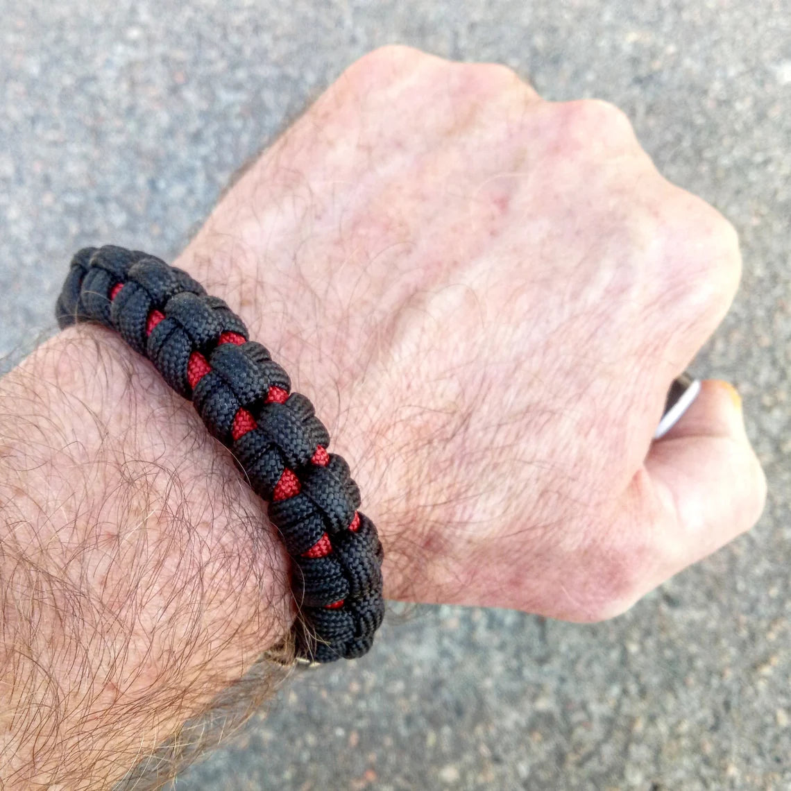 Paracord bracelet "ALIEN". Celtic knot and parachute cord.