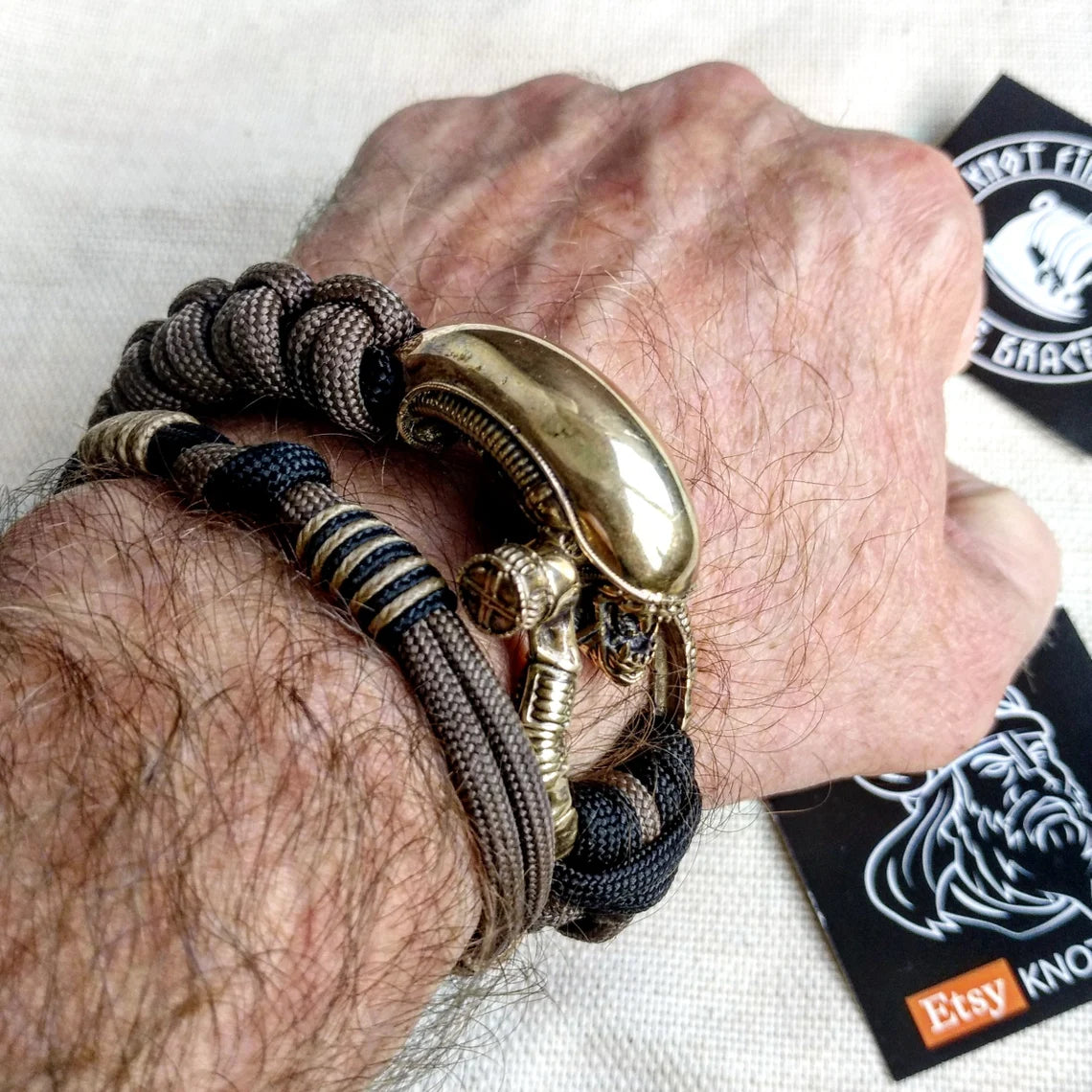Paracord bracelet "ALIEN". Celtic knot and parachute cord.