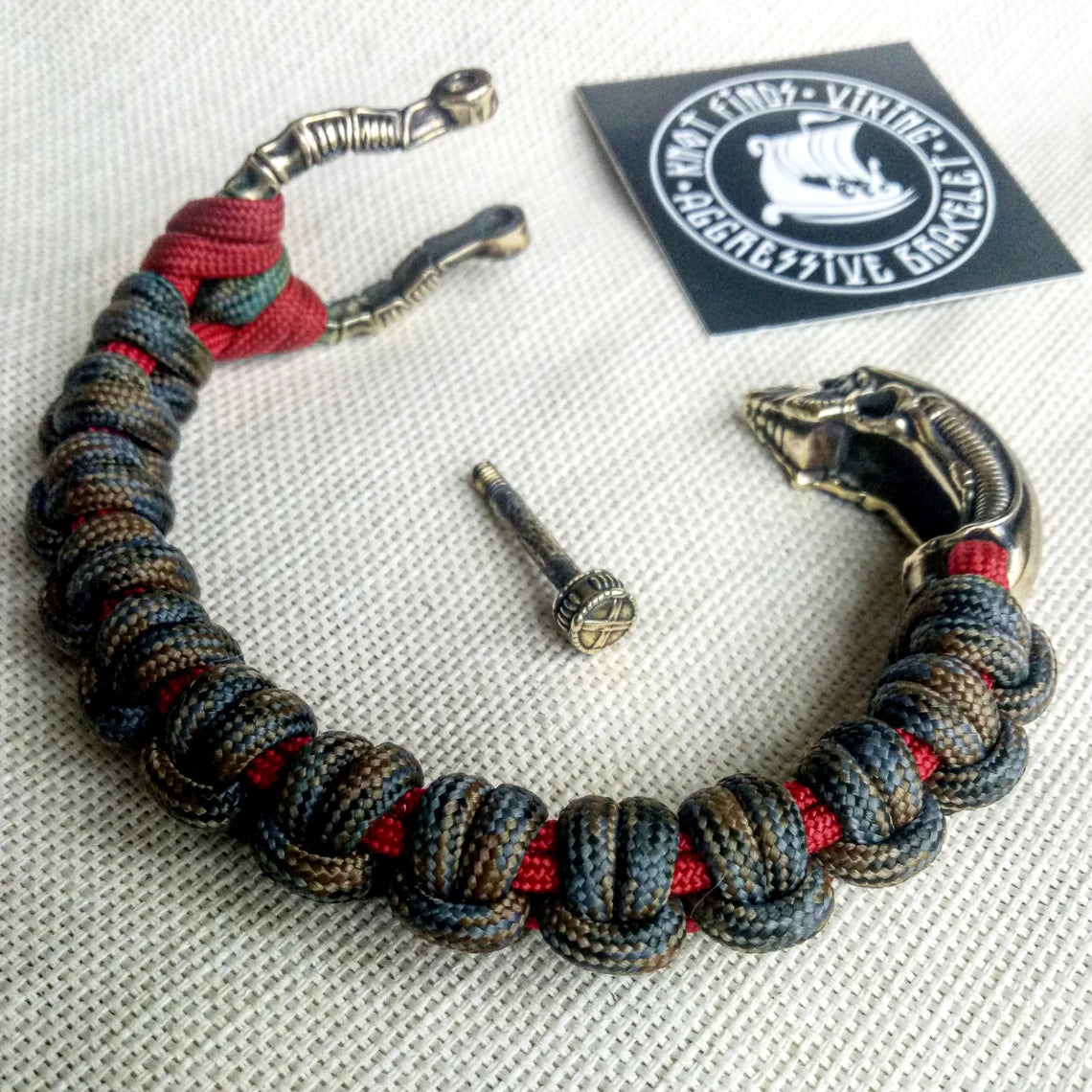 Paracord bracelet "ALIEN". Celtic knot and parachute cord.