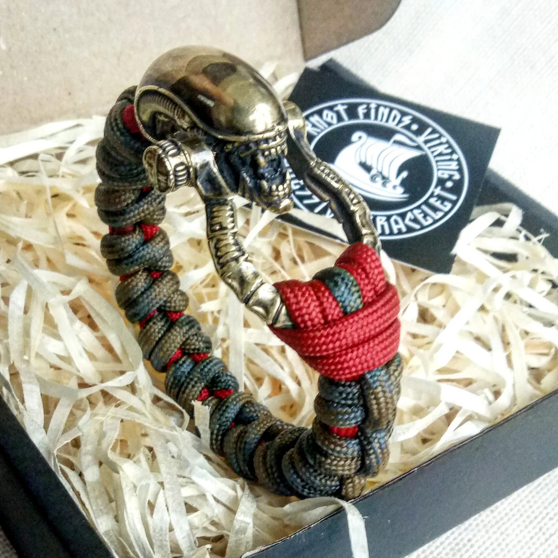 Paracord bracelet "ALIEN". Celtic knot and parachute cord.