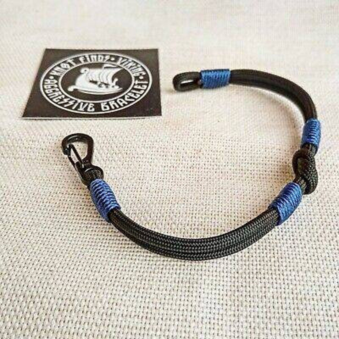 Instruction for the weaving carabiner bracelet. DIY gift. Paracord jewelry. Tutorial weaving.