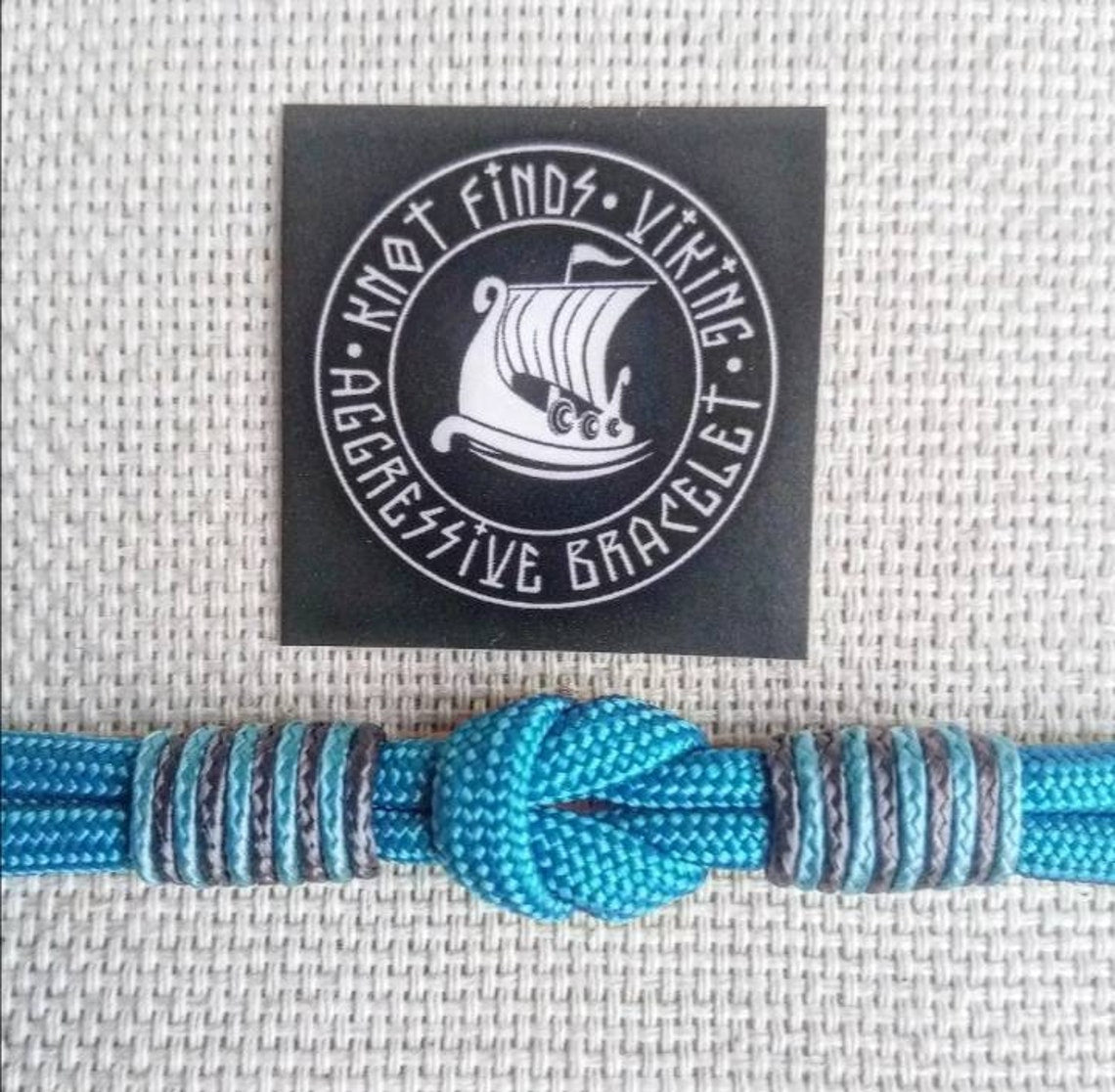 Turquoise thin Nordic paracord bangle with a carabiner. Made of parachute cord and celtic knots. Gift to a friend for his birthday.