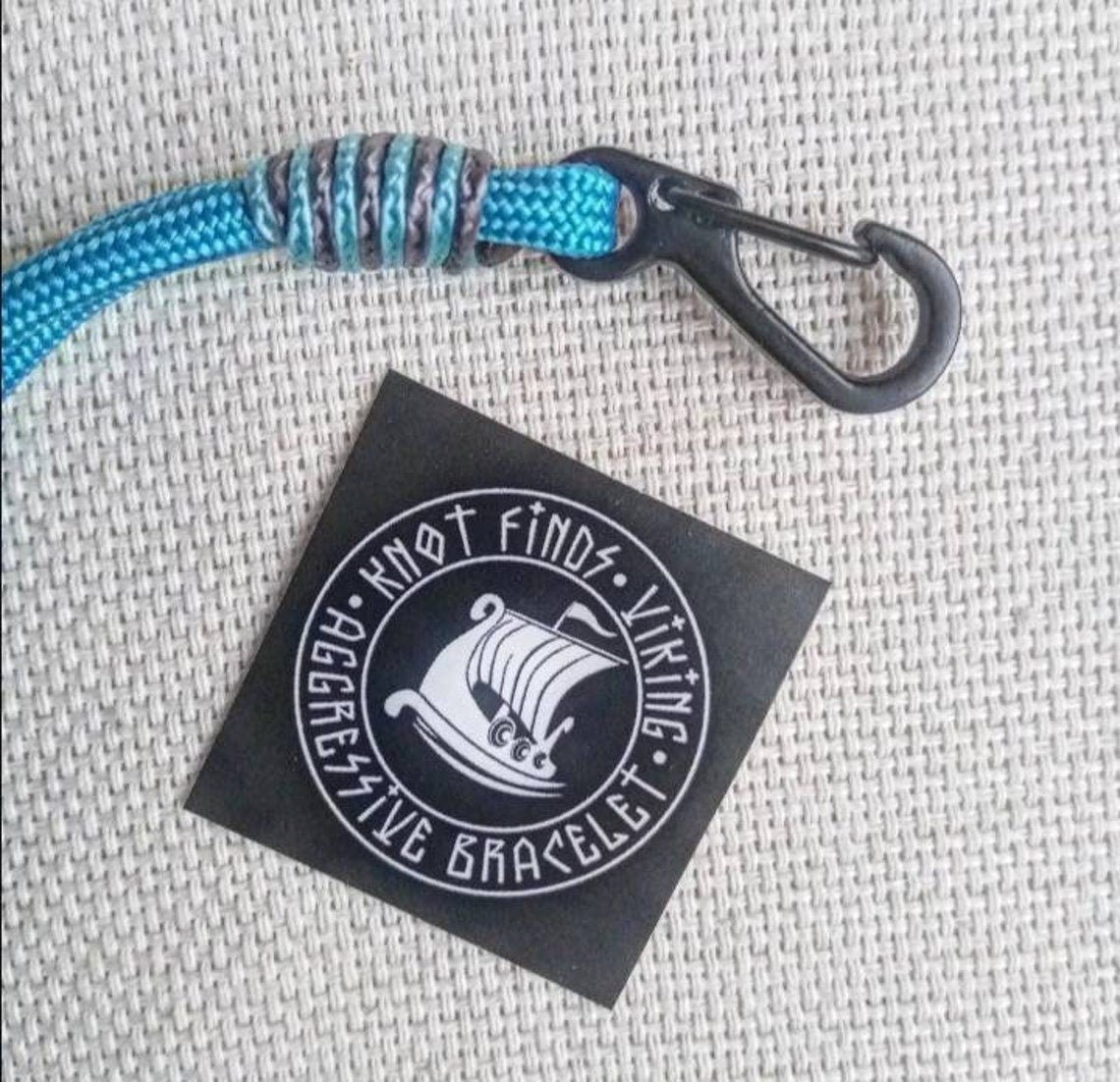 Turquoise thin Nordic paracord bangle with a carabiner. Made of parachute cord and celtic knots. Gift to a friend for his birthday.