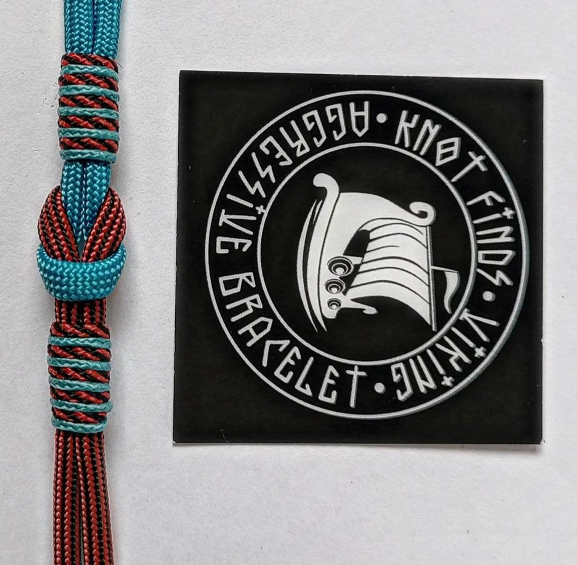 Turquoise and bloody stripe thin Nordic paracord bangle with a carabiner. Made of parachute cord and celtic knots.