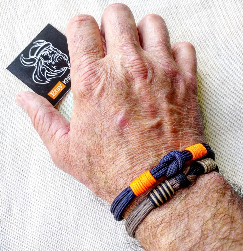 Unique paracord bracelet with carabiner. A great gift for a friend, girlfriend.