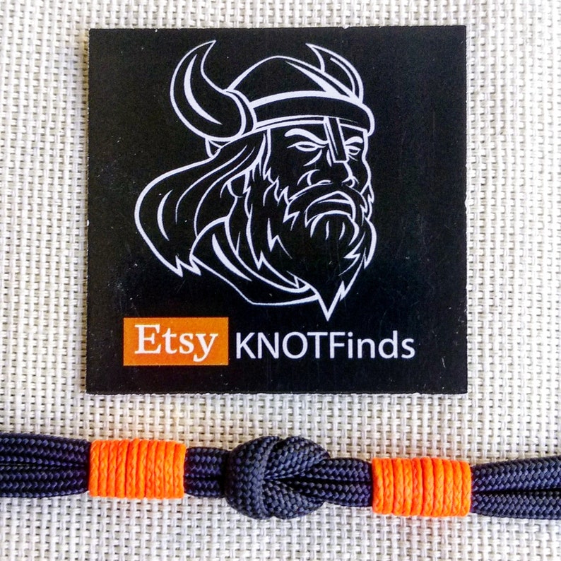 Unique paracord bracelet with carabiner. A great gift for a friend, girlfriend.