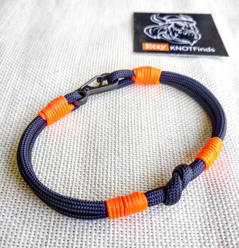Unique paracord bracelet with carabiner. A great gift for a friend, girlfriend.