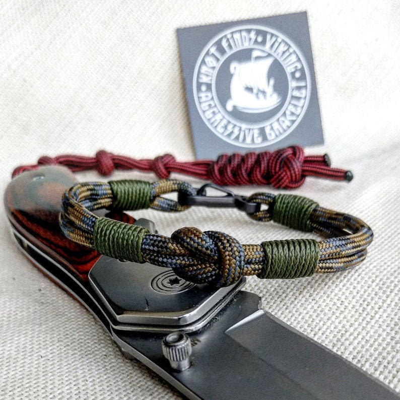Military paracord bangle rope. Tutorials weaving thin paracord bangle. Instruction.