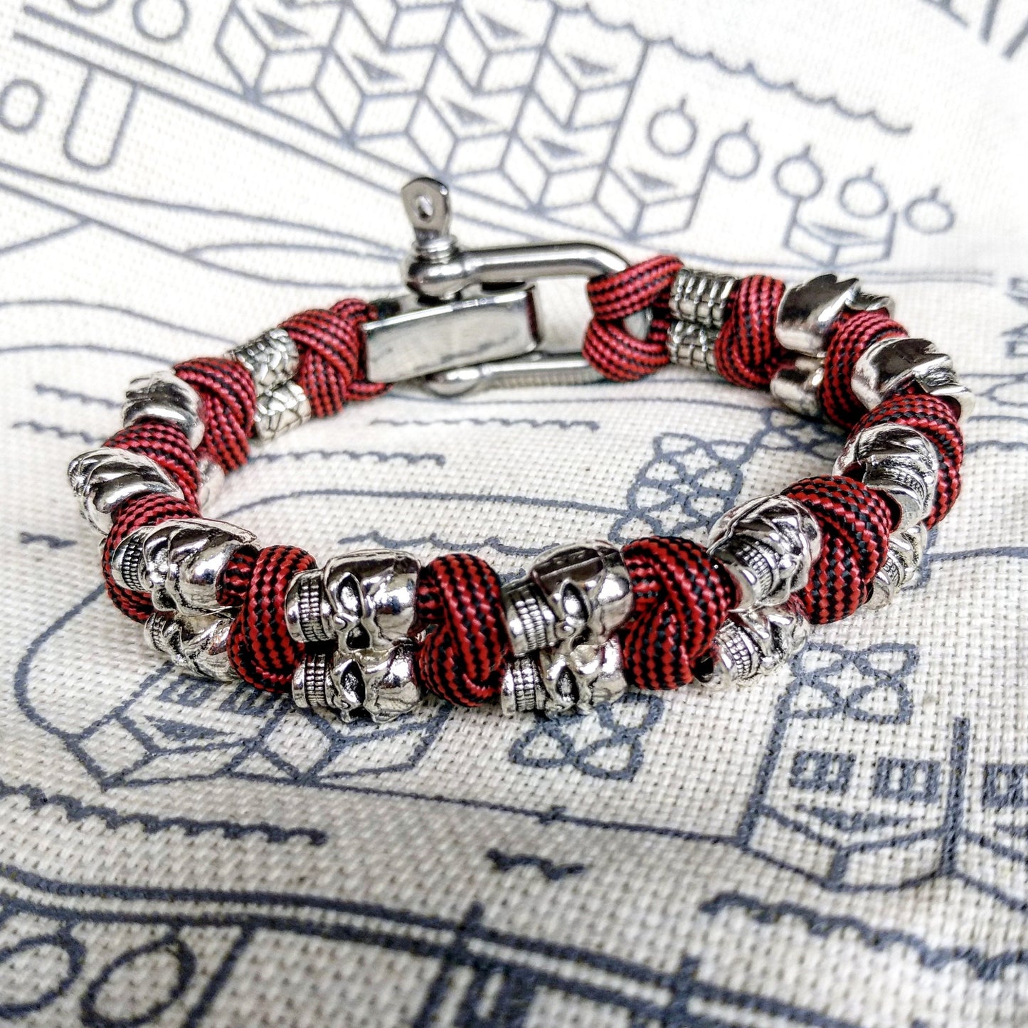 Silver skull paracord bracelet. A great gift for men and women who prefer a brutal style and a symbol of the skull. Celtic knots.