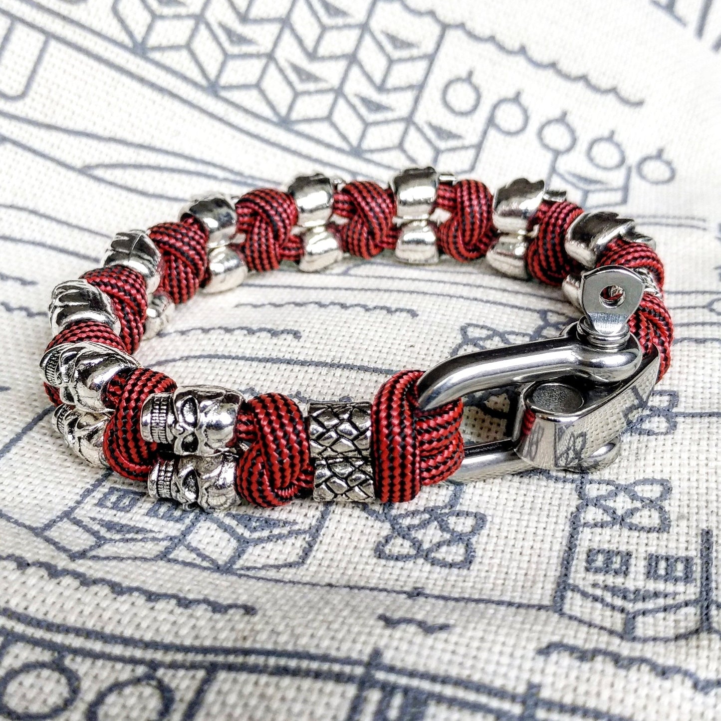 Silver skull paracord bracelet. A great gift for men and women who prefer a brutal style and a symbol of the skull. Celtic knots.